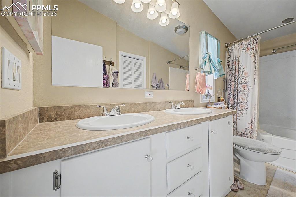 Image 16 of 50: Bathroom