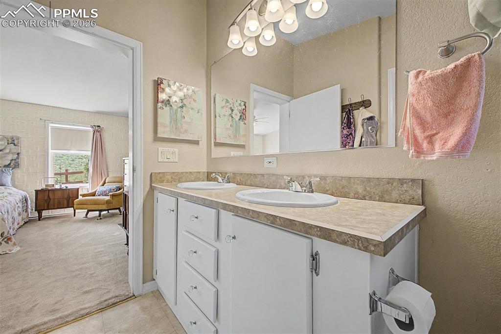 Image 17 of 50: Bathroom