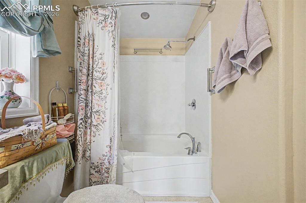 Image 18 of 50: Bathroom