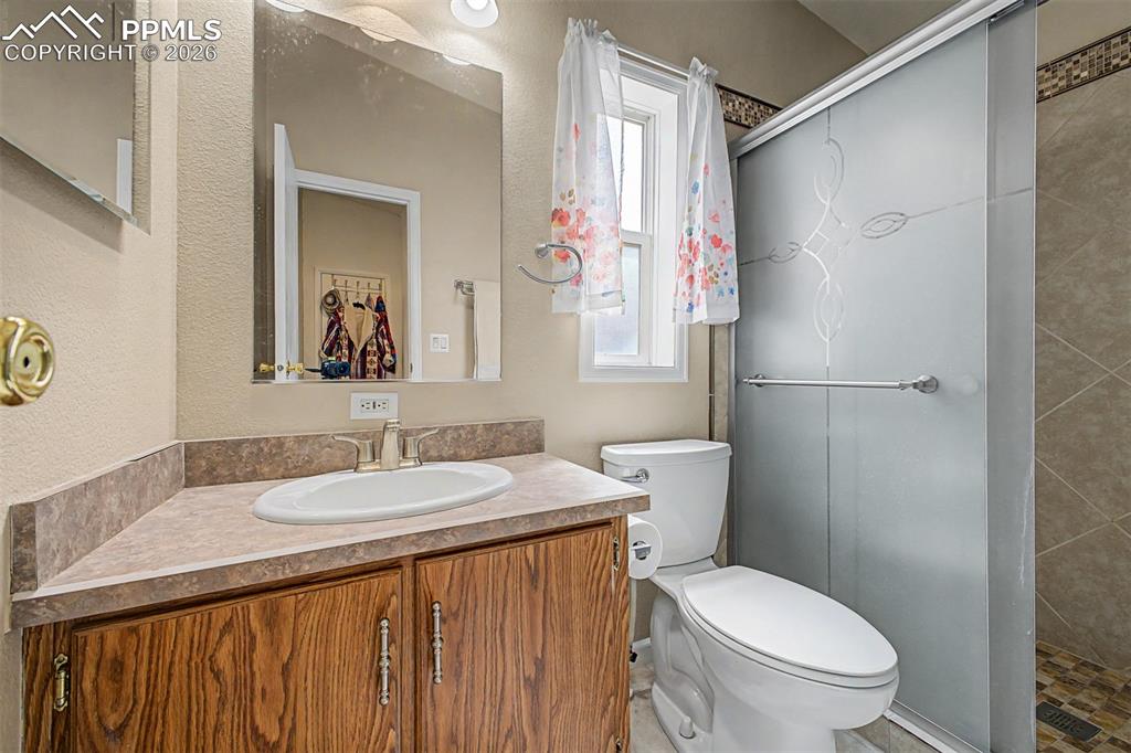 Image 21 of 50: Bathroom