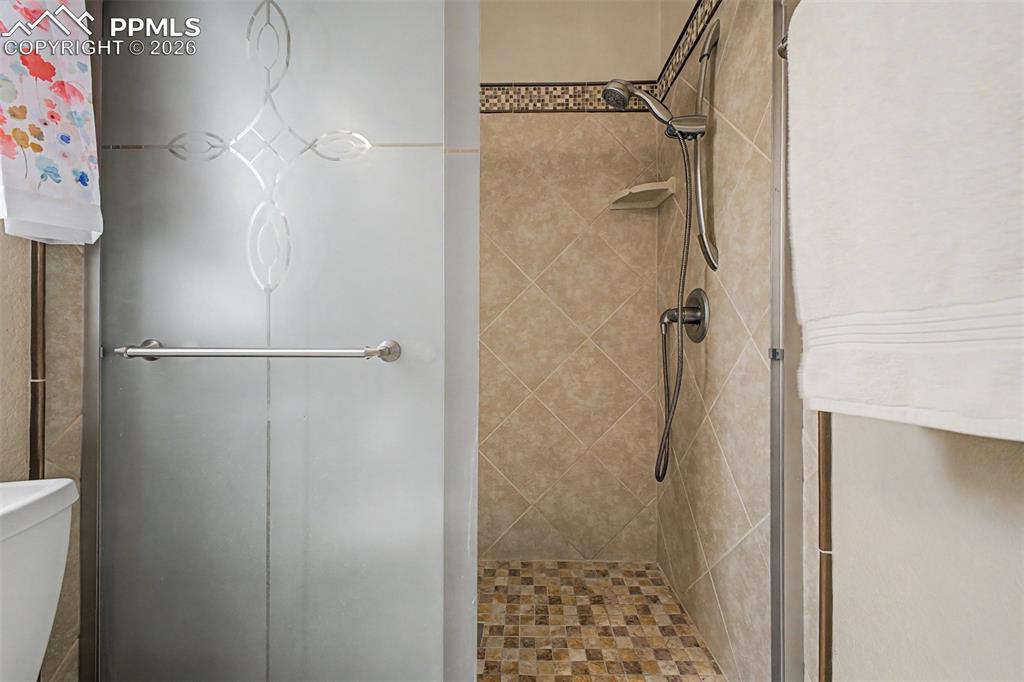 Image 22 of 50: Bathroom