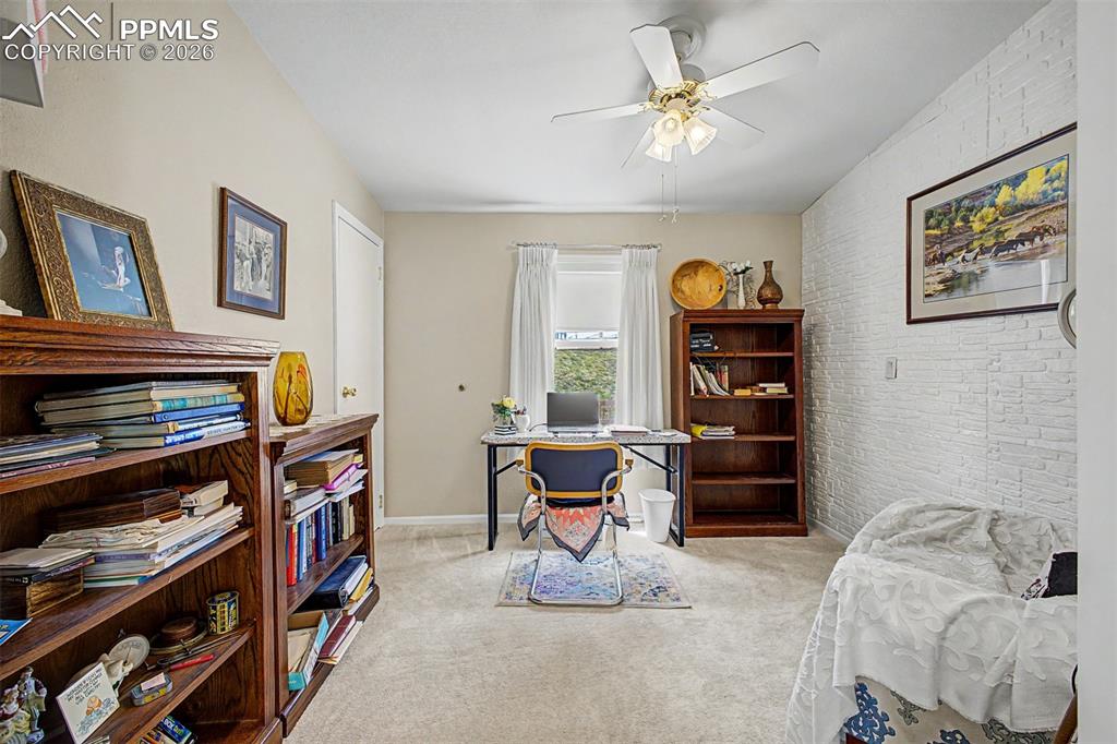 Image 23 of 50: Office