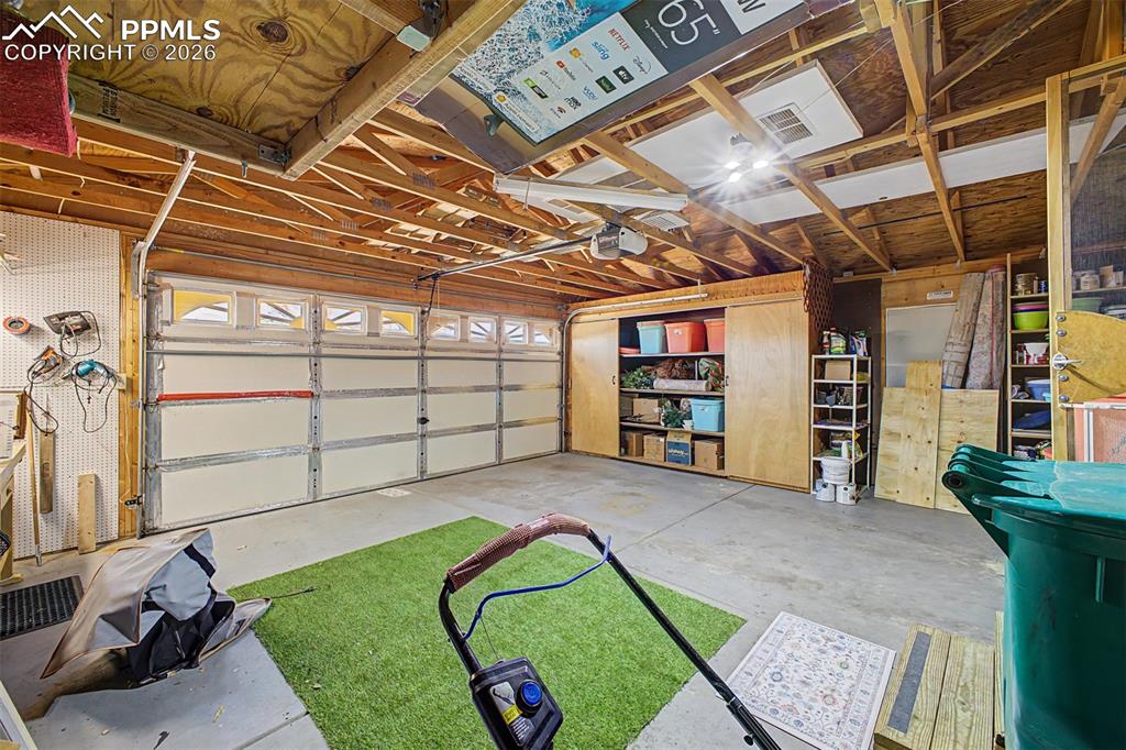 Image 27 of 50: Garage