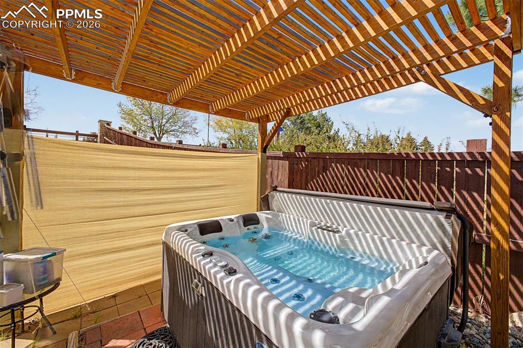 Image 28 of 50: Deck