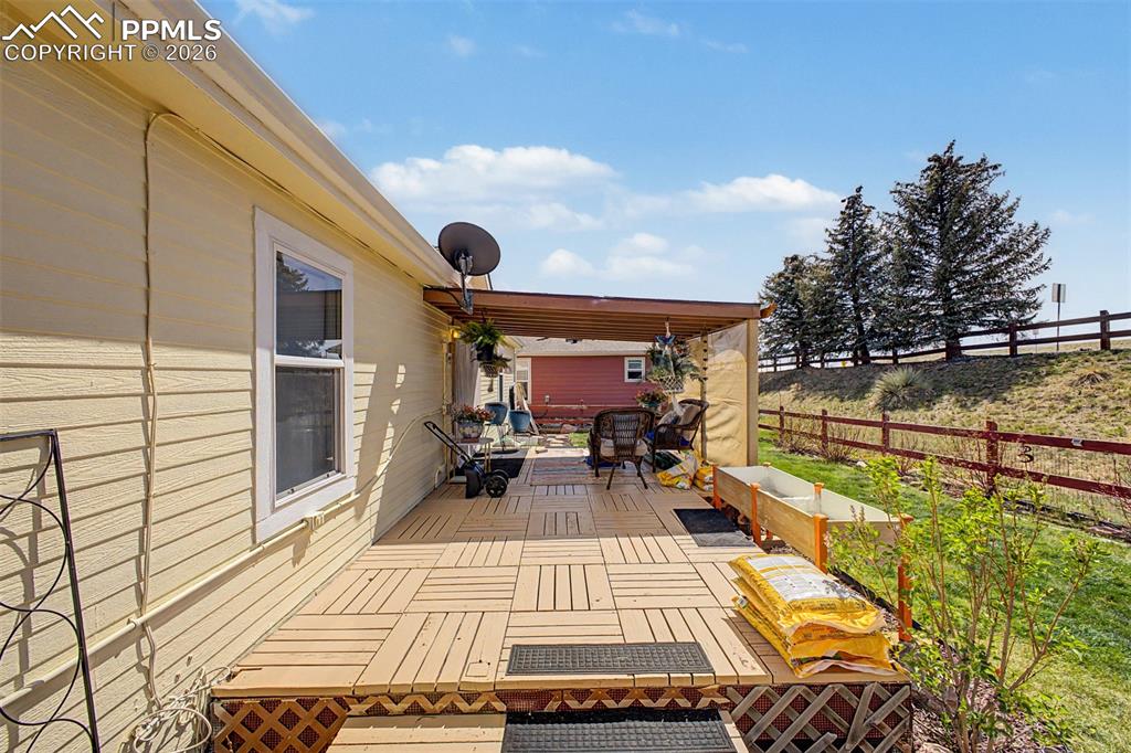 Image 31 of 50: Deck