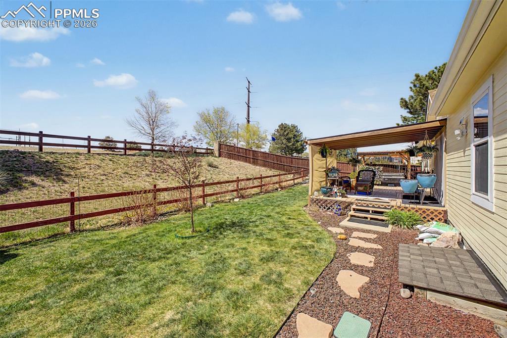 Image 32 of 50: Yard