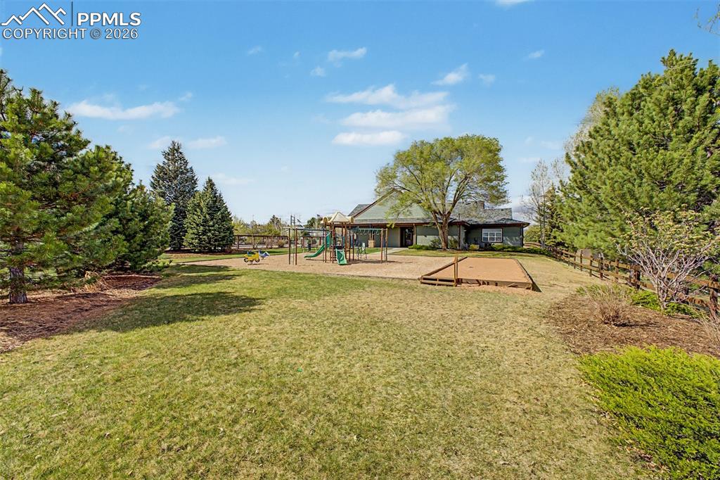 Image 37 of 50: Yard