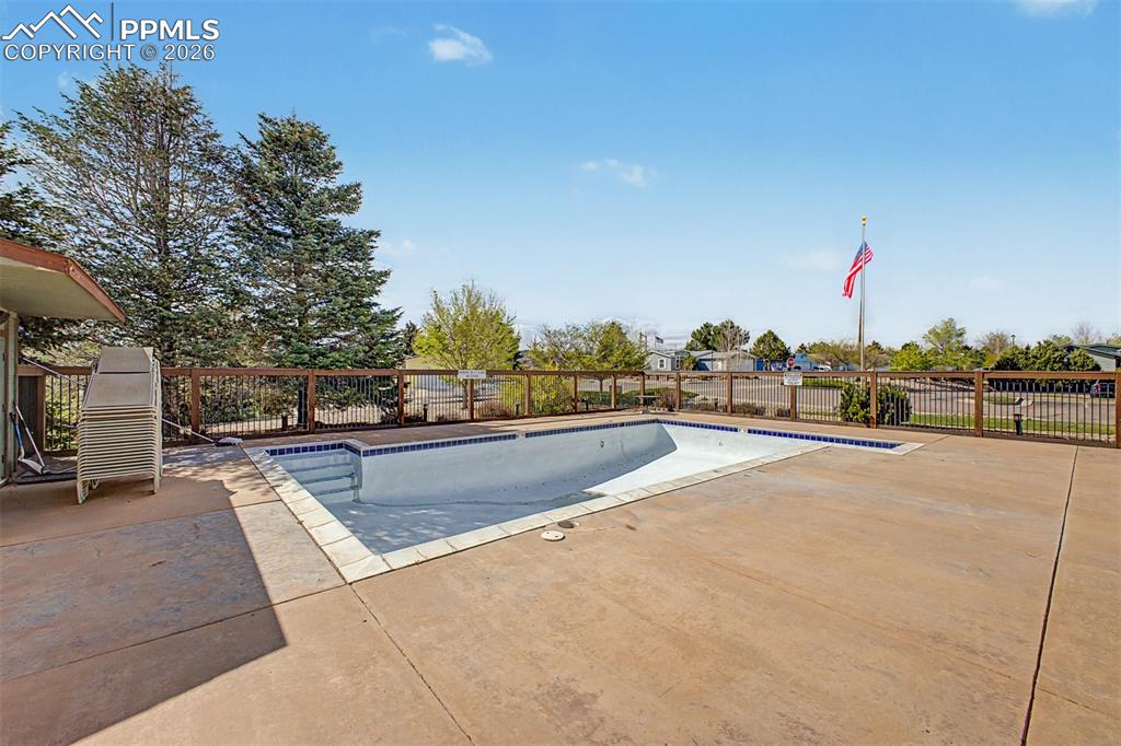 Image 41 of 50: Pool