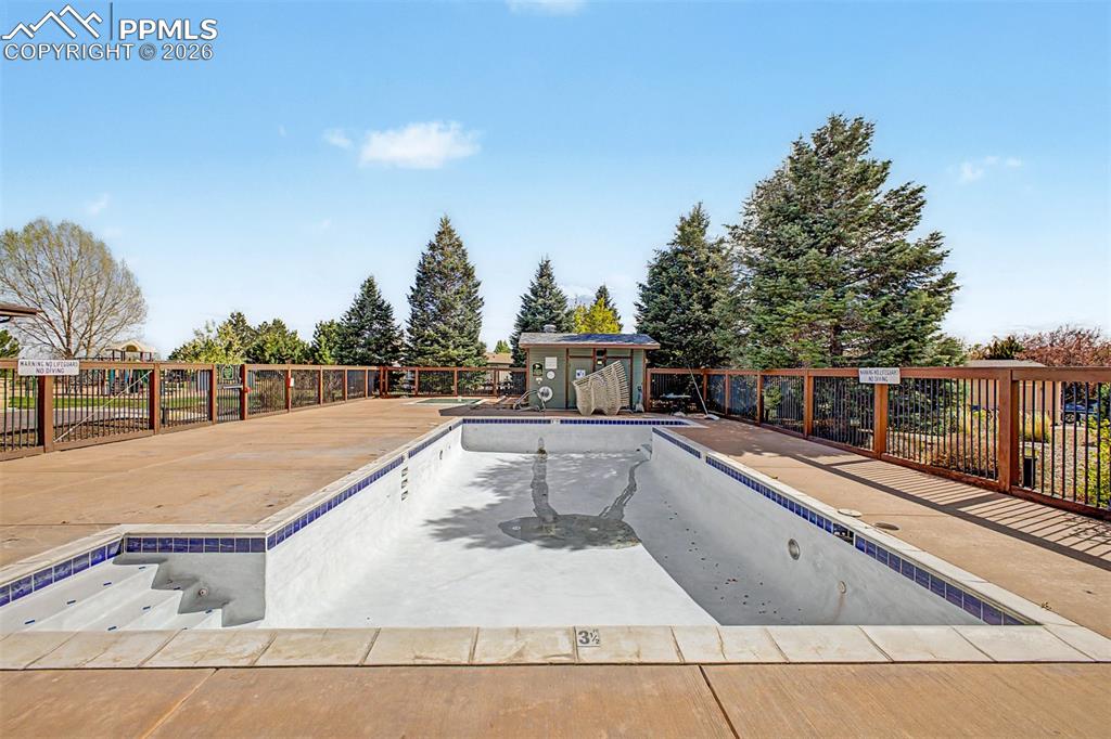 Image 42 of 50: Pool