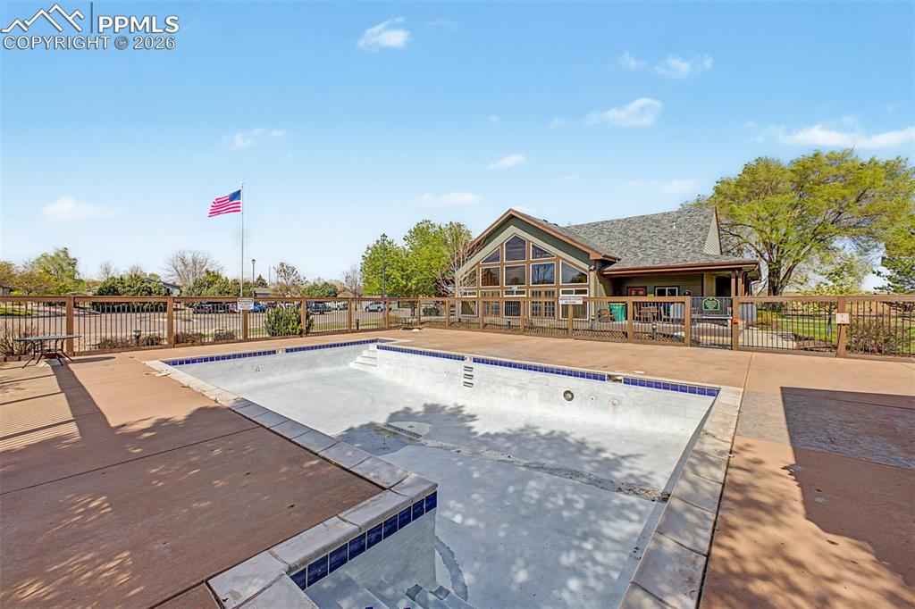 Image 43 of 50: Pool