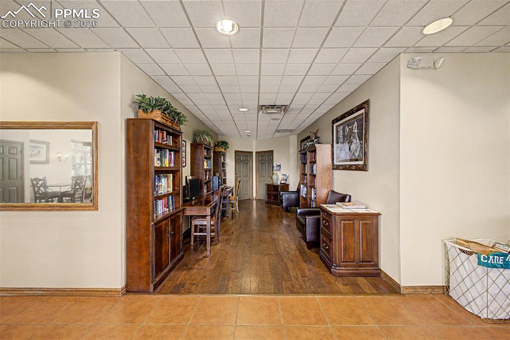 Image 49 of 50: Office