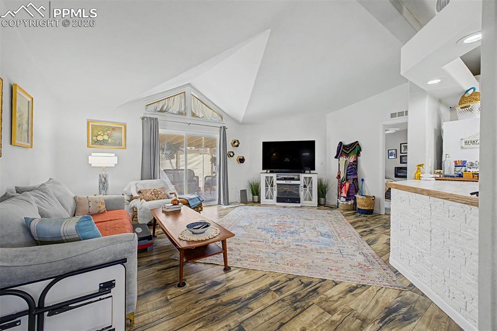 Image 7 of 50: Living Room