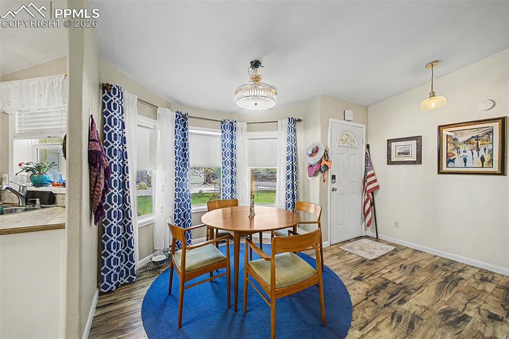 Image 9 of 50: Dining Area