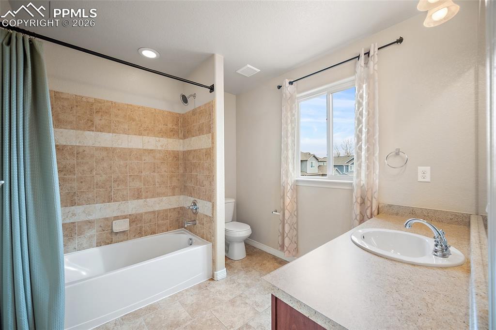 Image 19 of 34: Bathroom