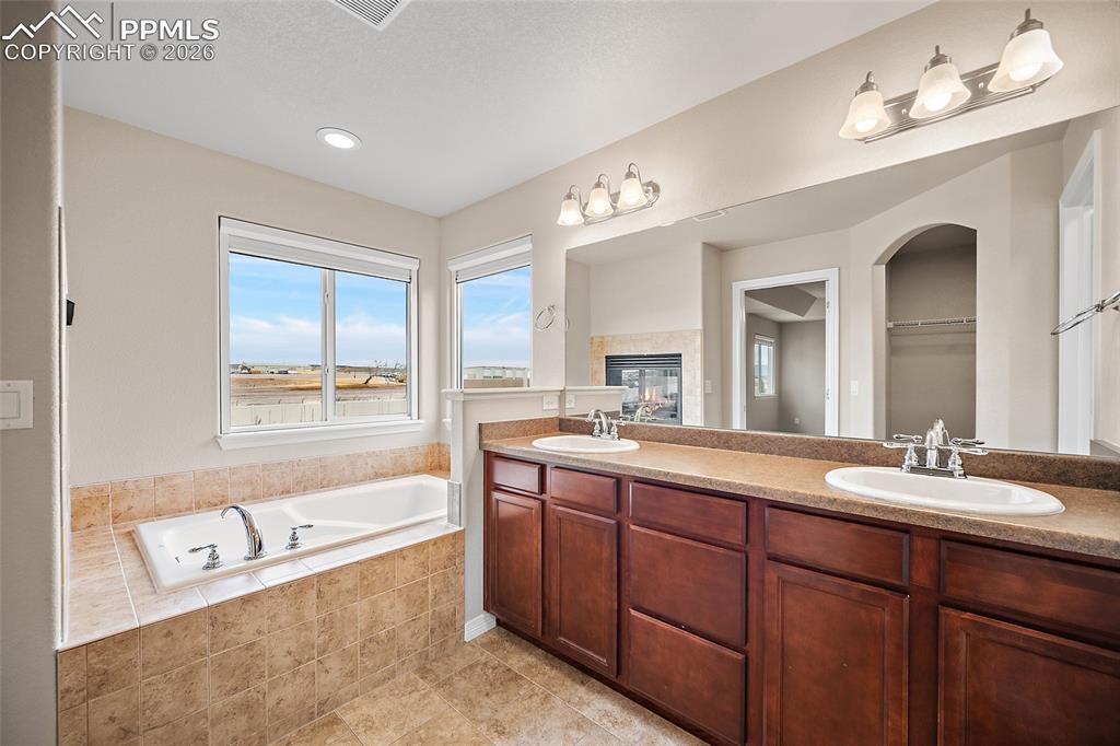 Image 22 of 34: Bathroom