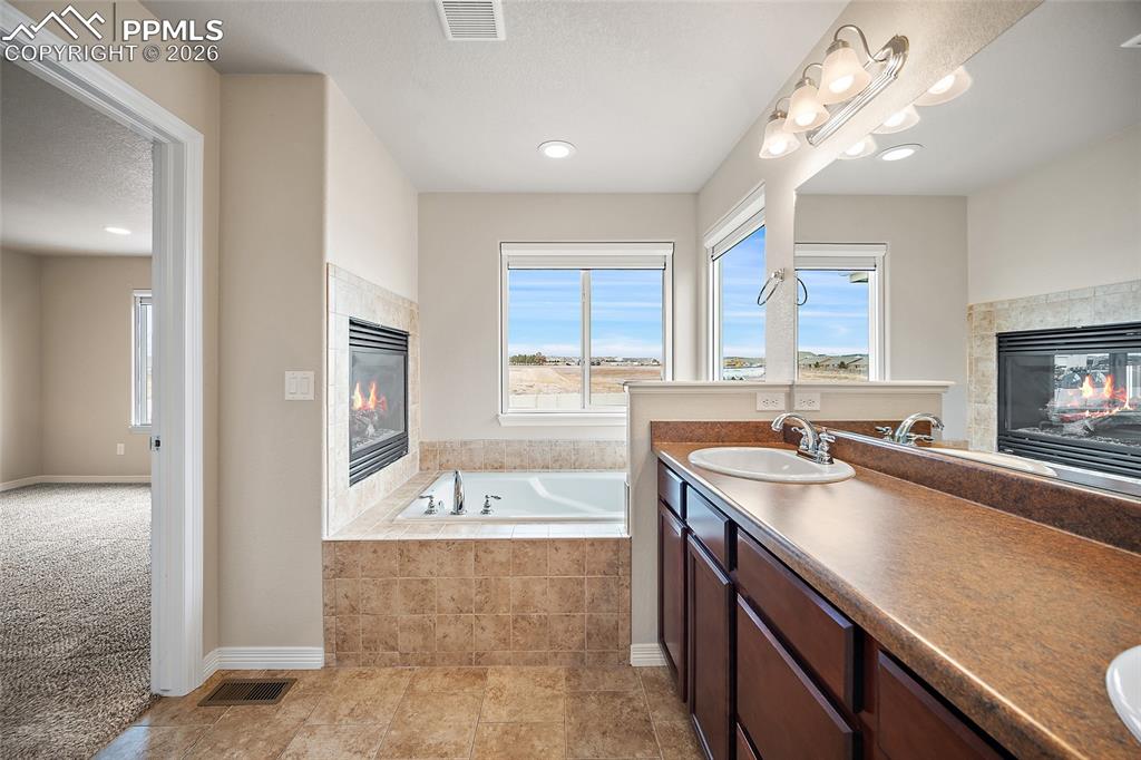 Image 23 of 34: Bathroom