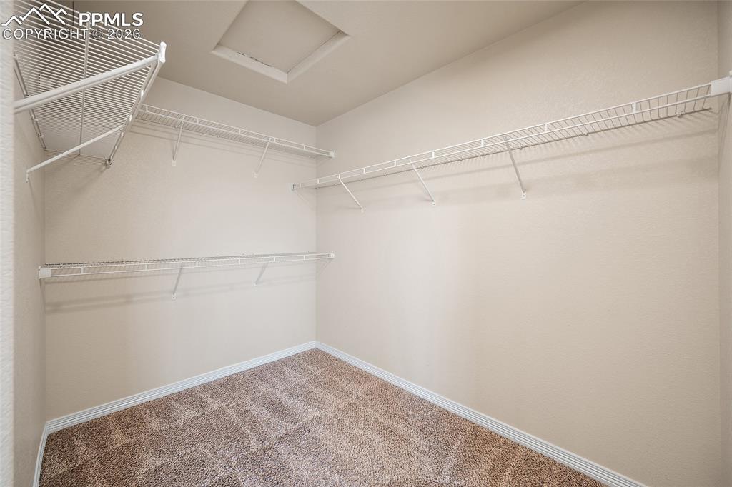 Image 25 of 34: Closet