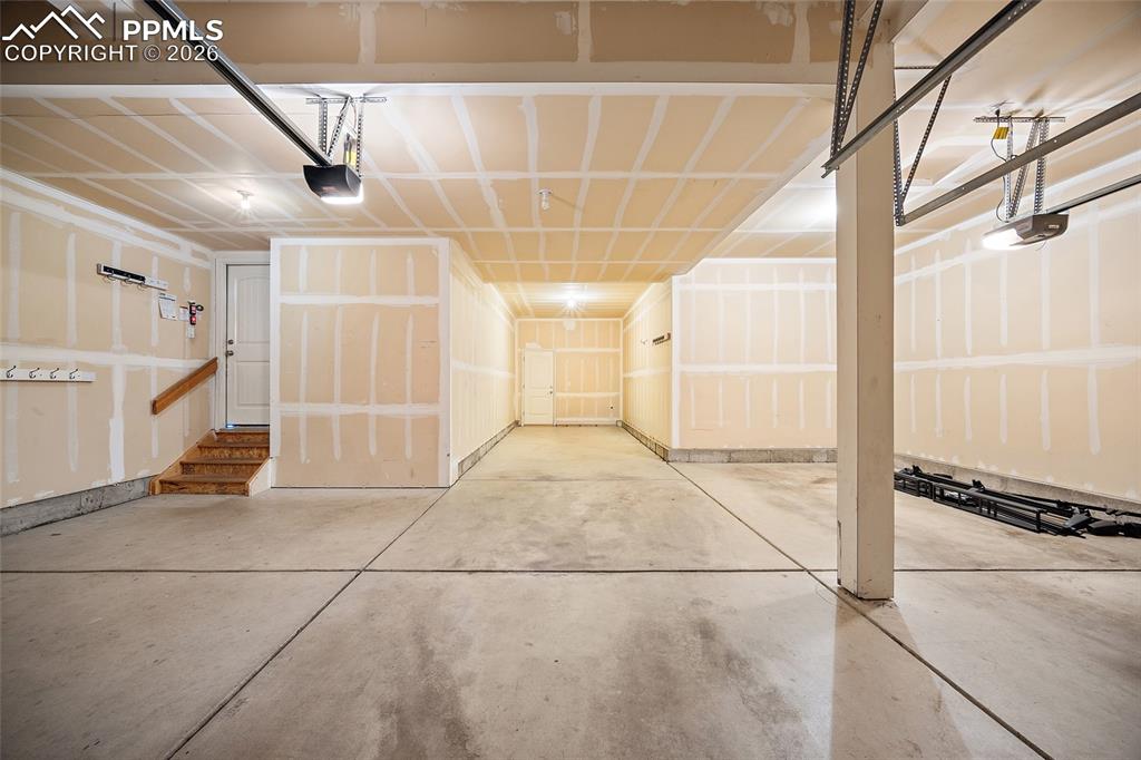 Image 28 of 34: Garage