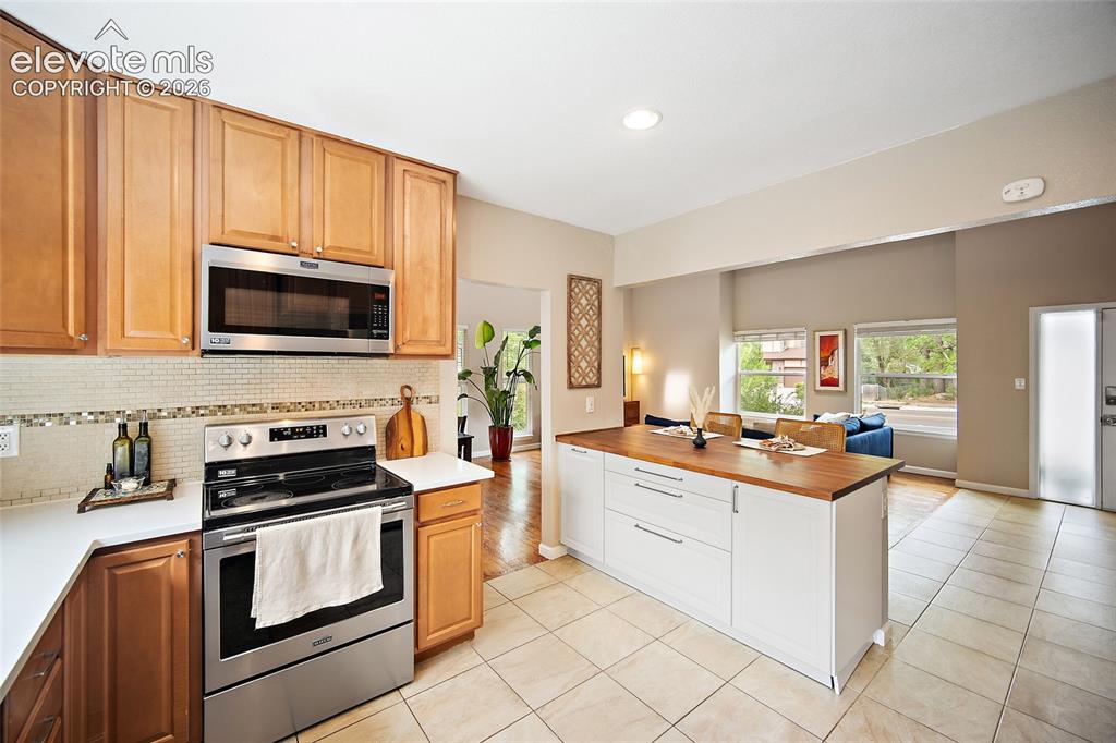 Image 18 of 48: Kitchen