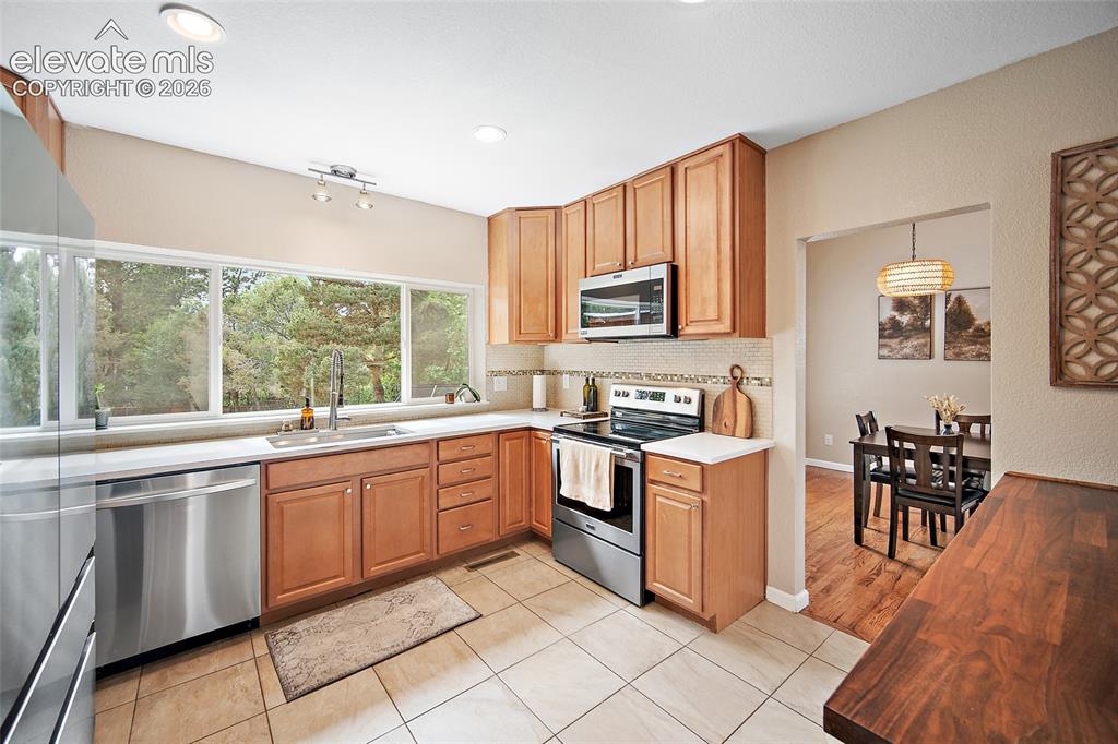 Image 19 of 48: Kitchen