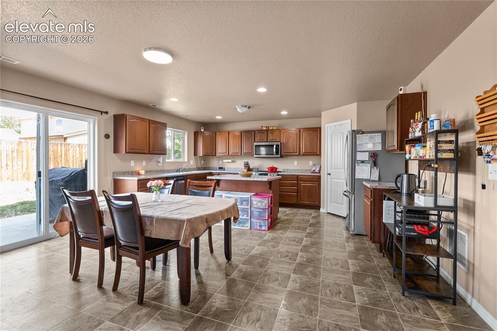 Image 3 of 23: Dining Area