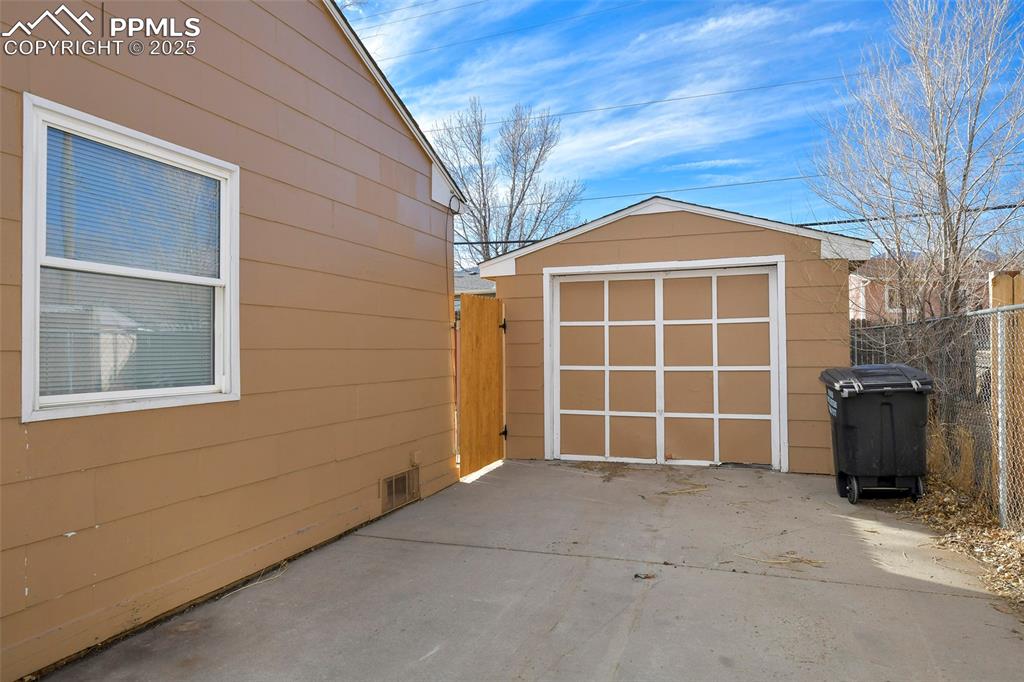 Image 13 of 18: Garage