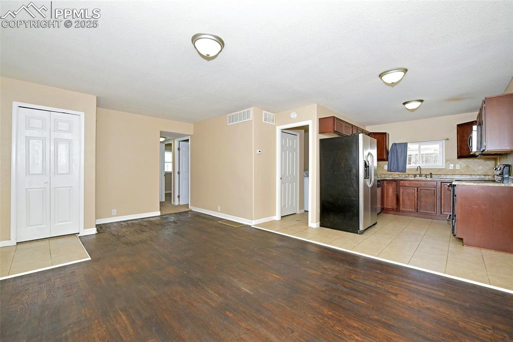 Image 5 of 18: Kitchen