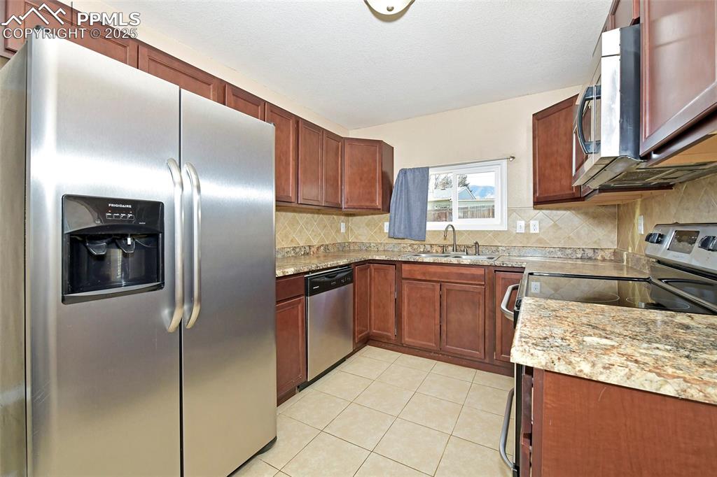 Image 6 of 18: Kitchen