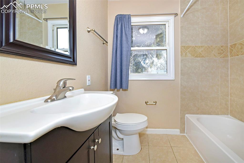 Image 9 of 18: Bathroom
