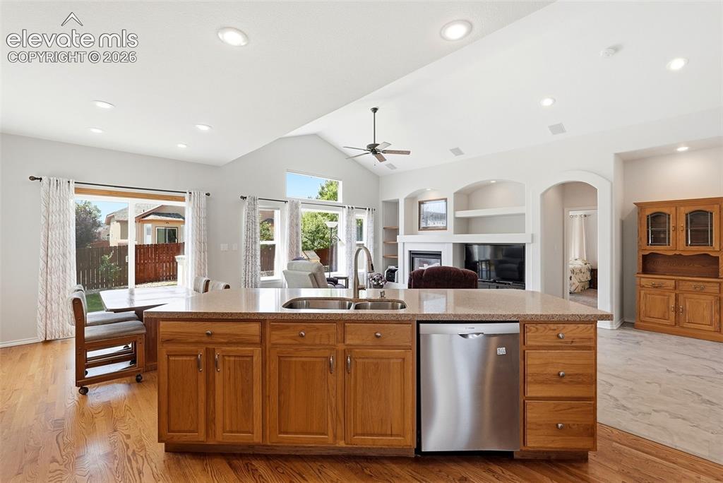 Image 15 of 46: Kitchen