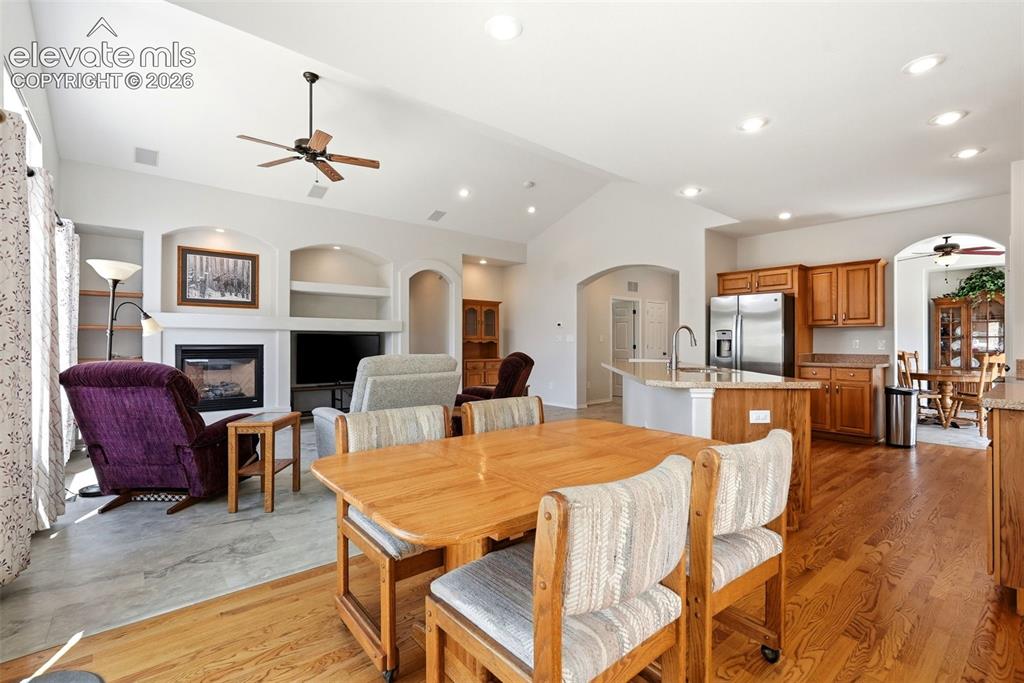 Image 16 of 46: Dining Area