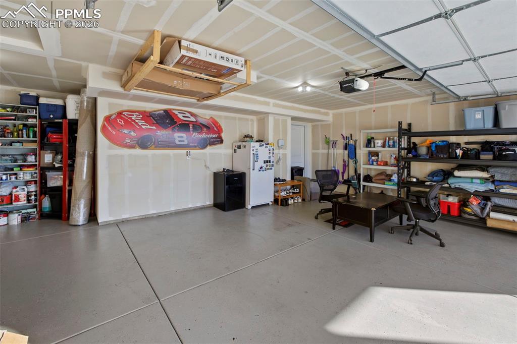 Image 31 of 39: Garage