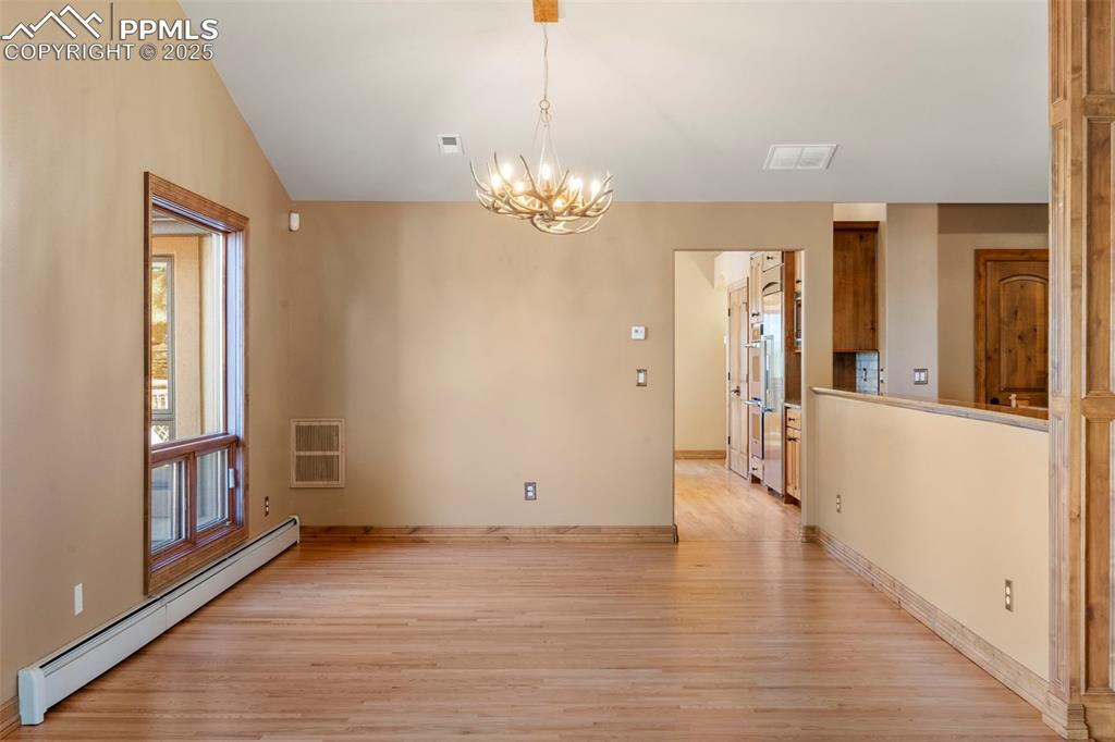 Image 11 of 46: Dining Area