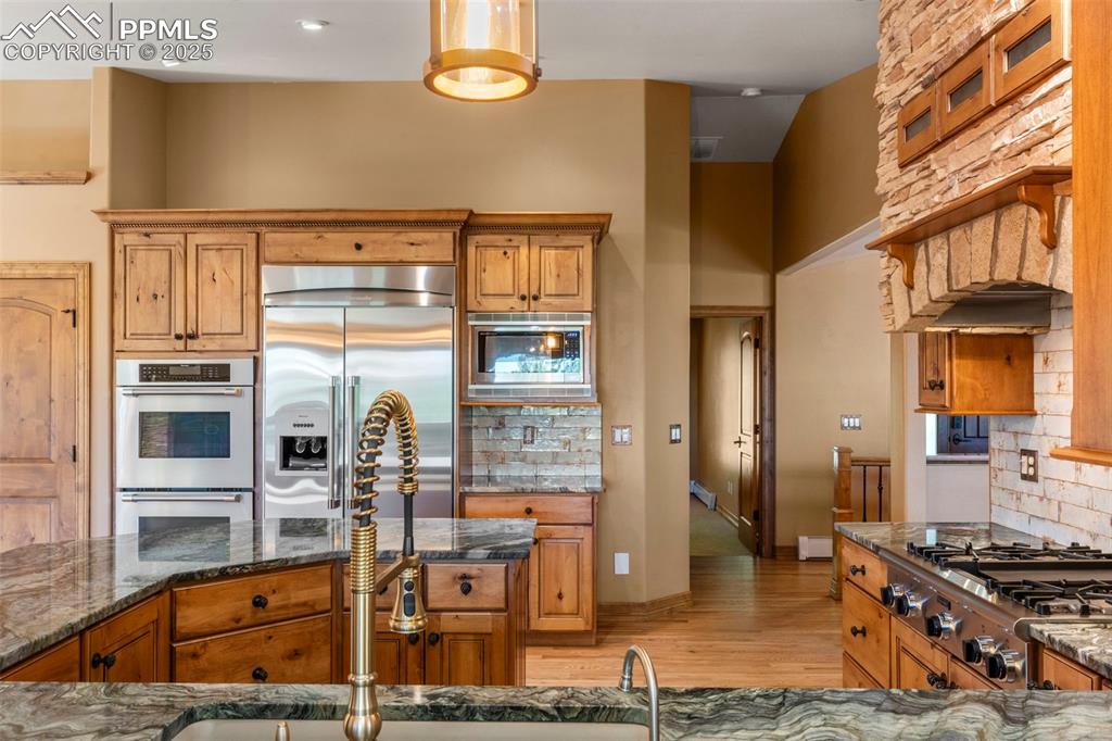 Image 14 of 46: Kitchen