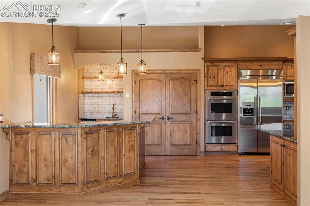 Image 16 of 46: Kitchen