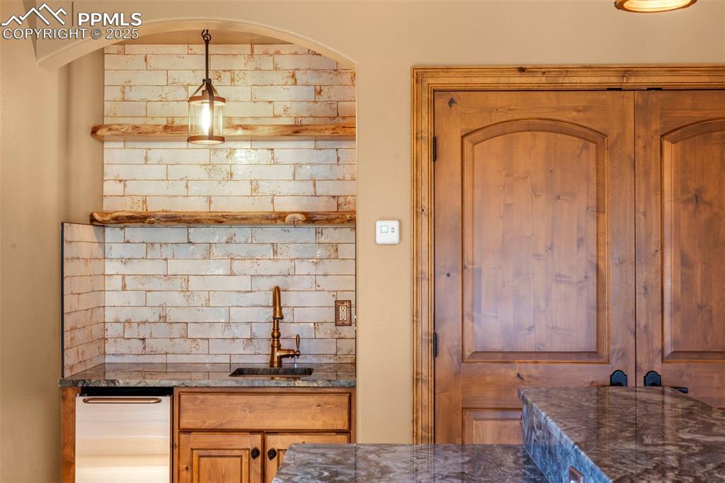 Image 17 of 46: Kitchen