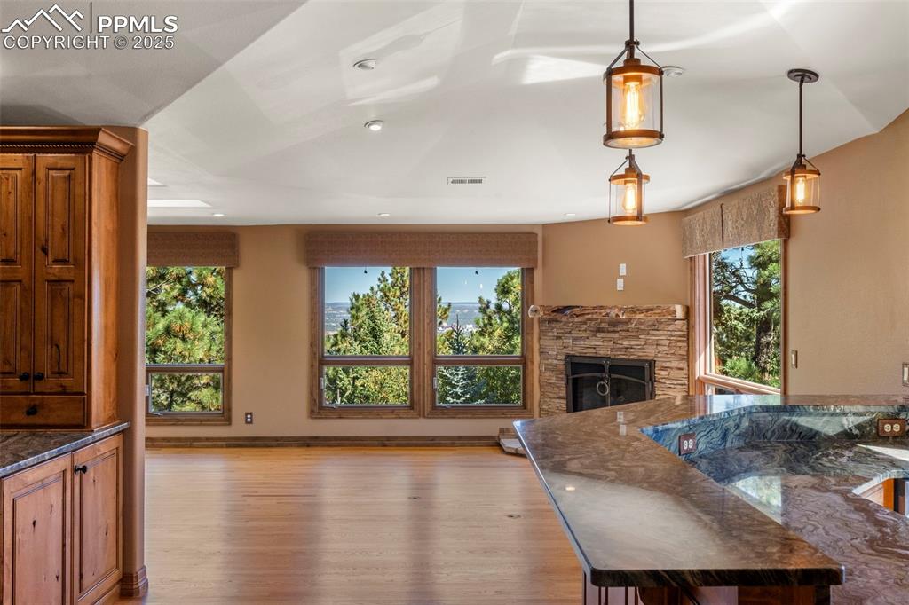 Image 18 of 46: Kitchen