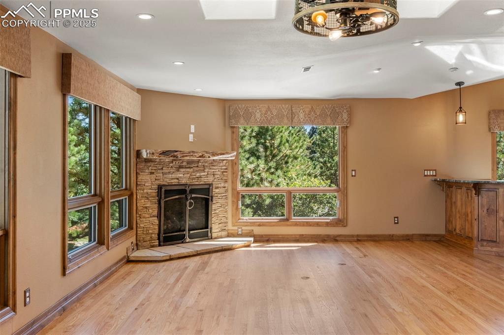 Image 19 of 46: Living Room