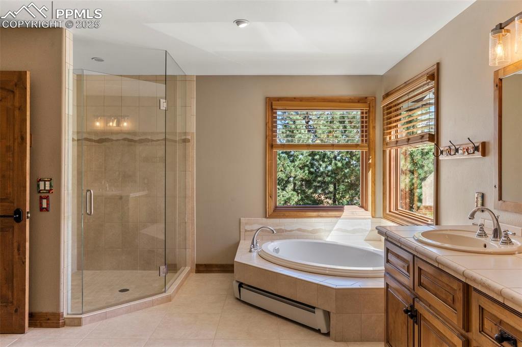 Image 23 of 46: Bathroom