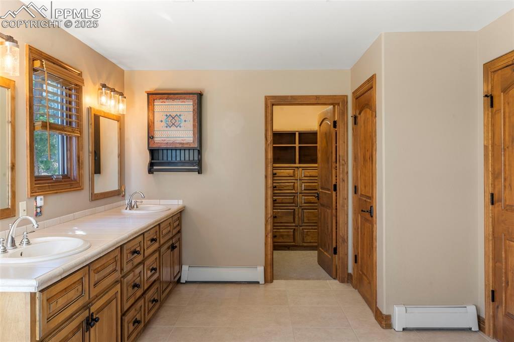 Image 24 of 46: Bathroom