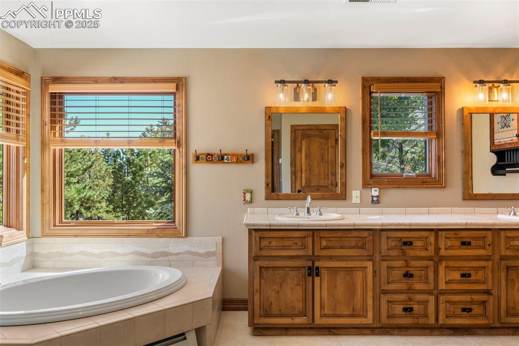 Image 25 of 46: Bathroom