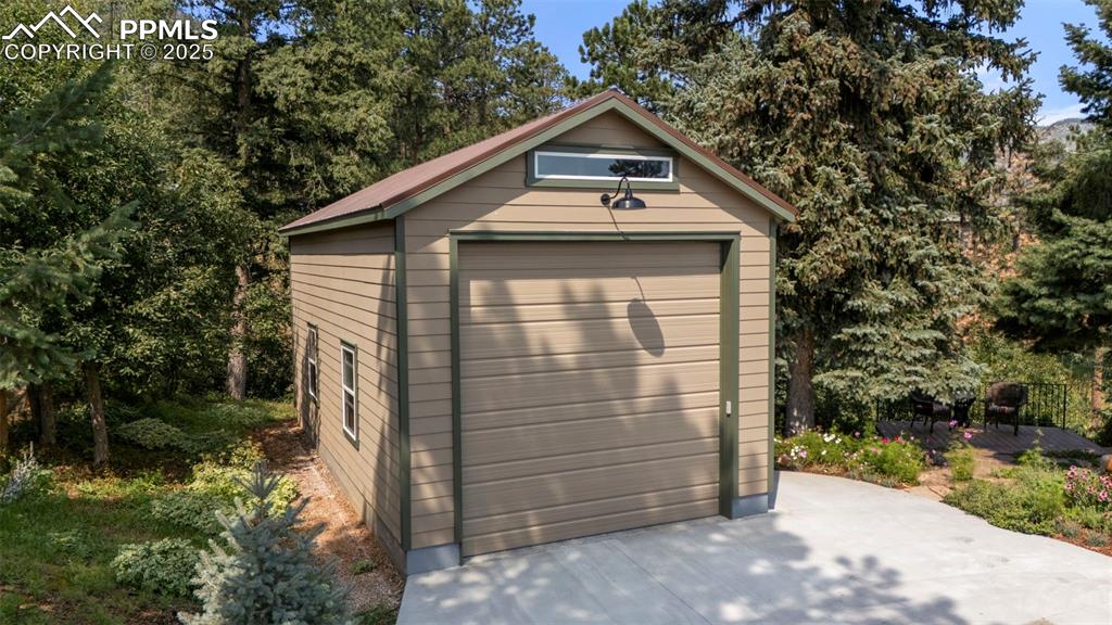 Image 40 of 46: Garage