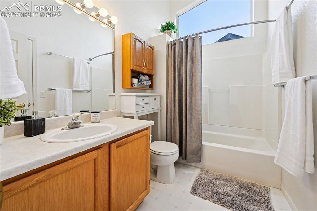 Image 16 of 22: Bathroom