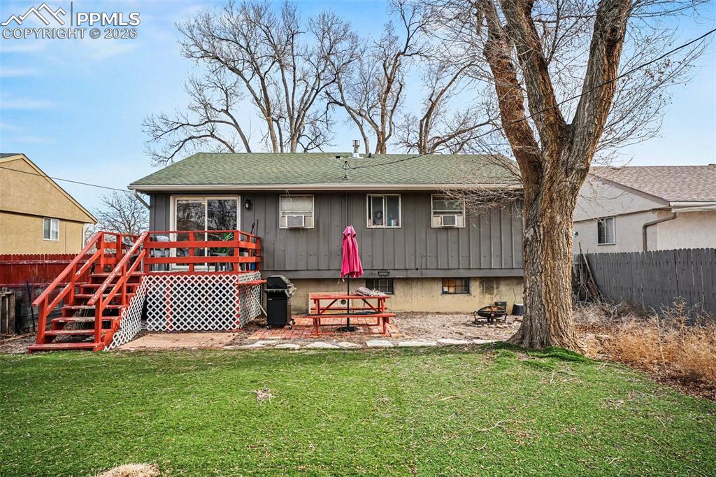 Image 20 of 22: Back of Structure