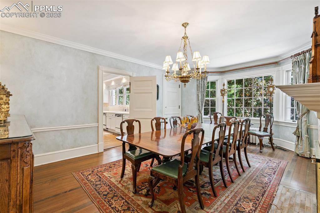 Image 11 of 47: Dining Room