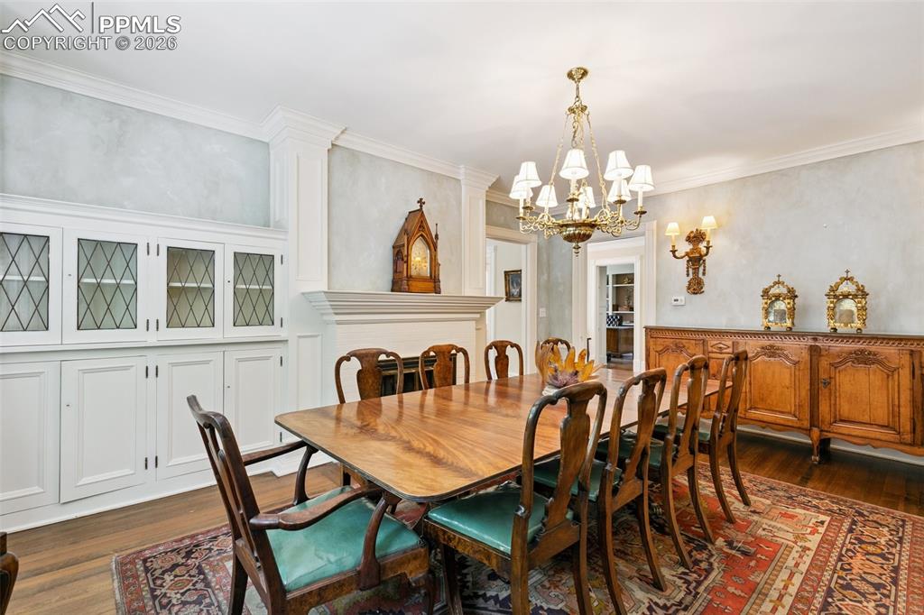 Image 13 of 47: Dining Room