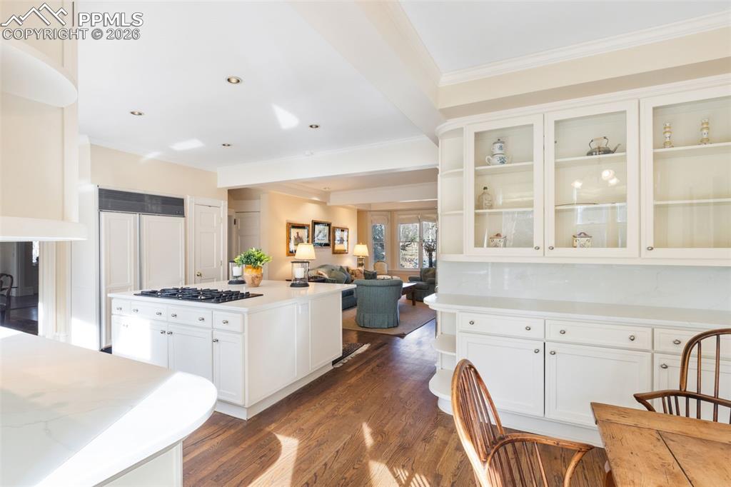 Image 15 of 47: Kitchen