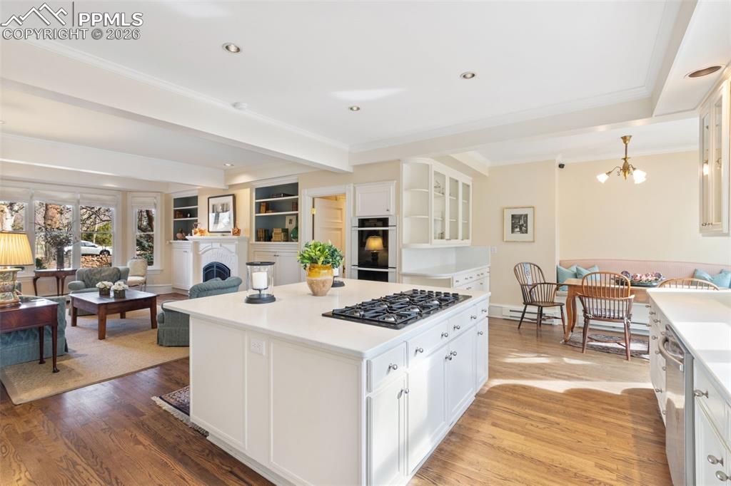 Image 17 of 47: Kitchen