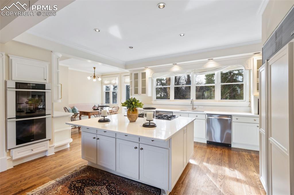 Image 19 of 47: Kitchen