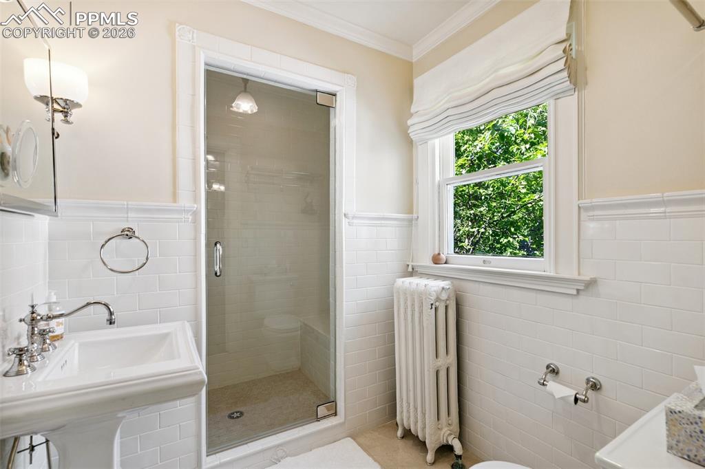 Image 30 of 47: Bathroom